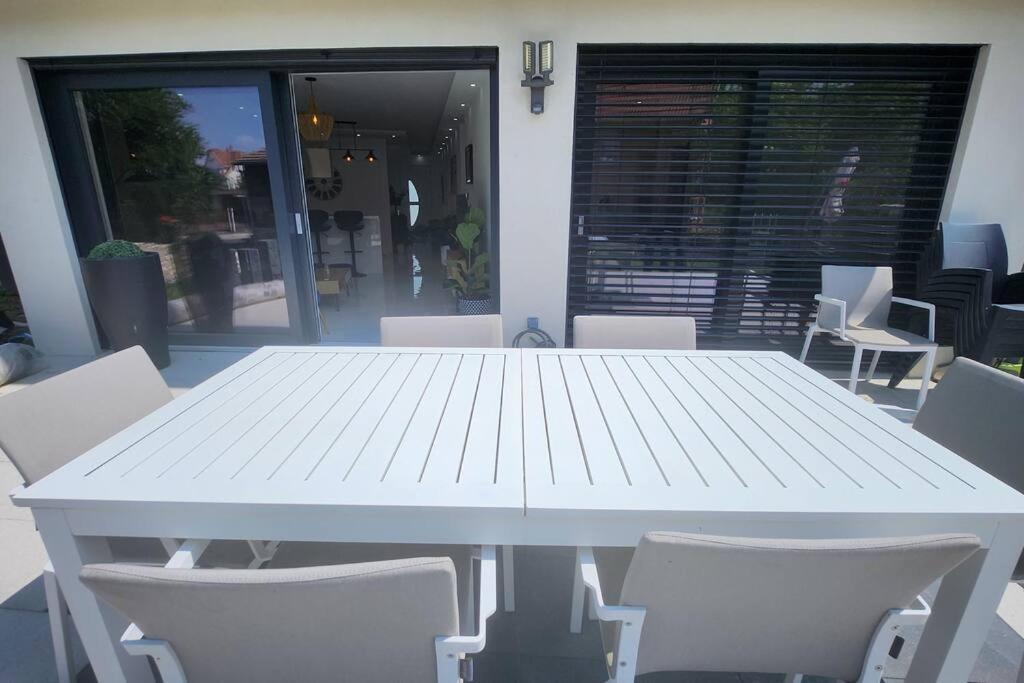 Suite Prestige Logement Neuf Avec Spa Et Ecran De Cinema En Rez De Jardin Colmar Eksteriør billede